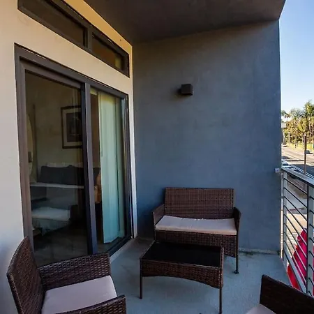 Awesome Balboa And Downtown View With Cozy Patio Apartment